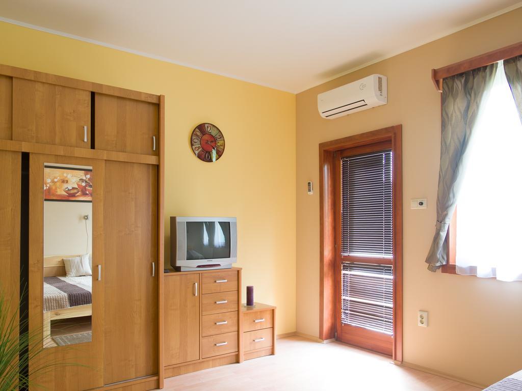 Aqua Apartman Gyula Phòng bức ảnh